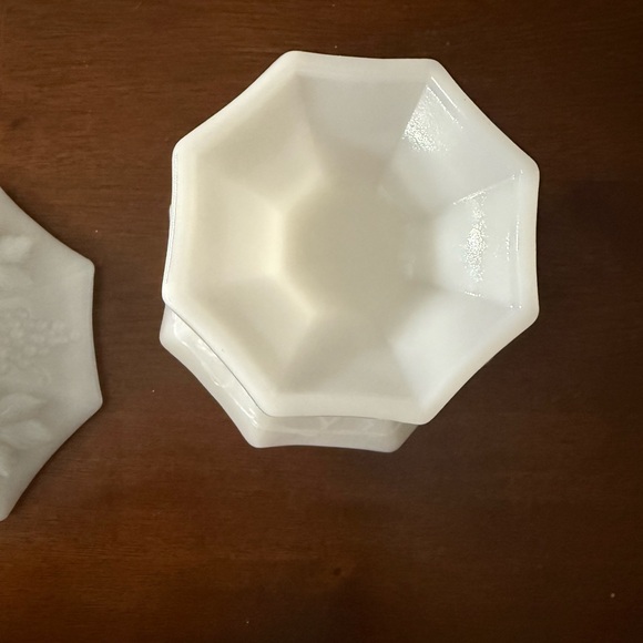 Vintage Anchor Hocking  Milk Glass Pedestal Covered Candy Dish Harvest Grape - Picture 3 of 11